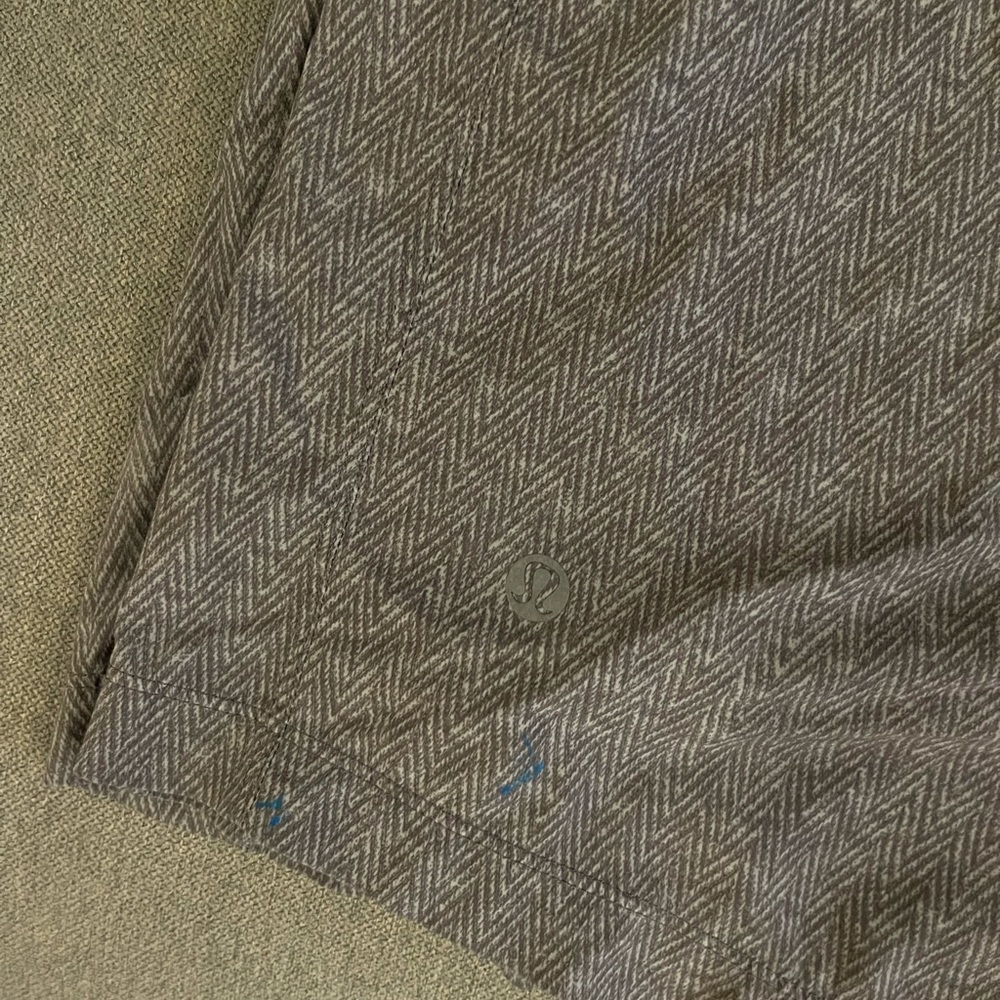 Lululemon Mens athletic shorts. 7”. Medium.